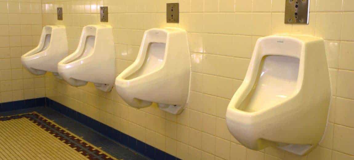 Houd uw badkamer schoner door het gebruik van een urinoir